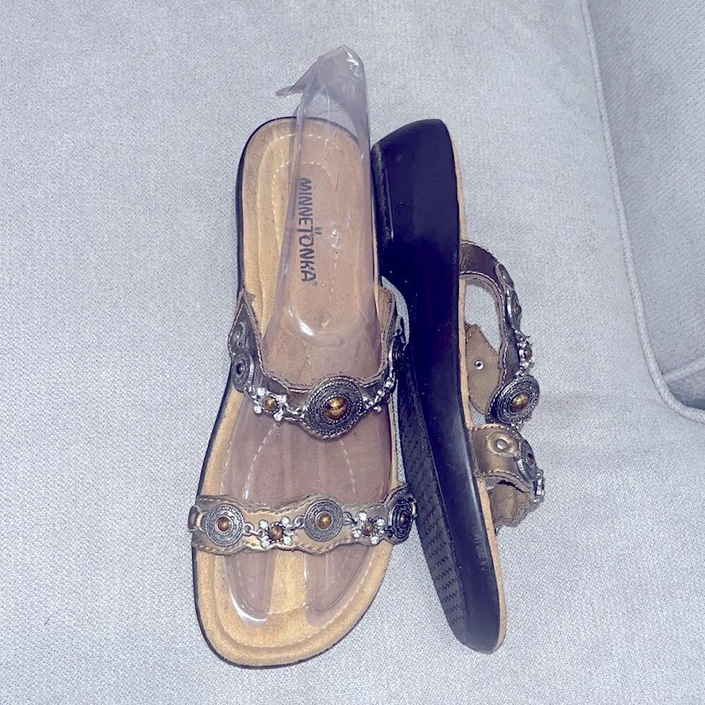 Minnetonka tan brown leather sandals w/ silver toned hardware